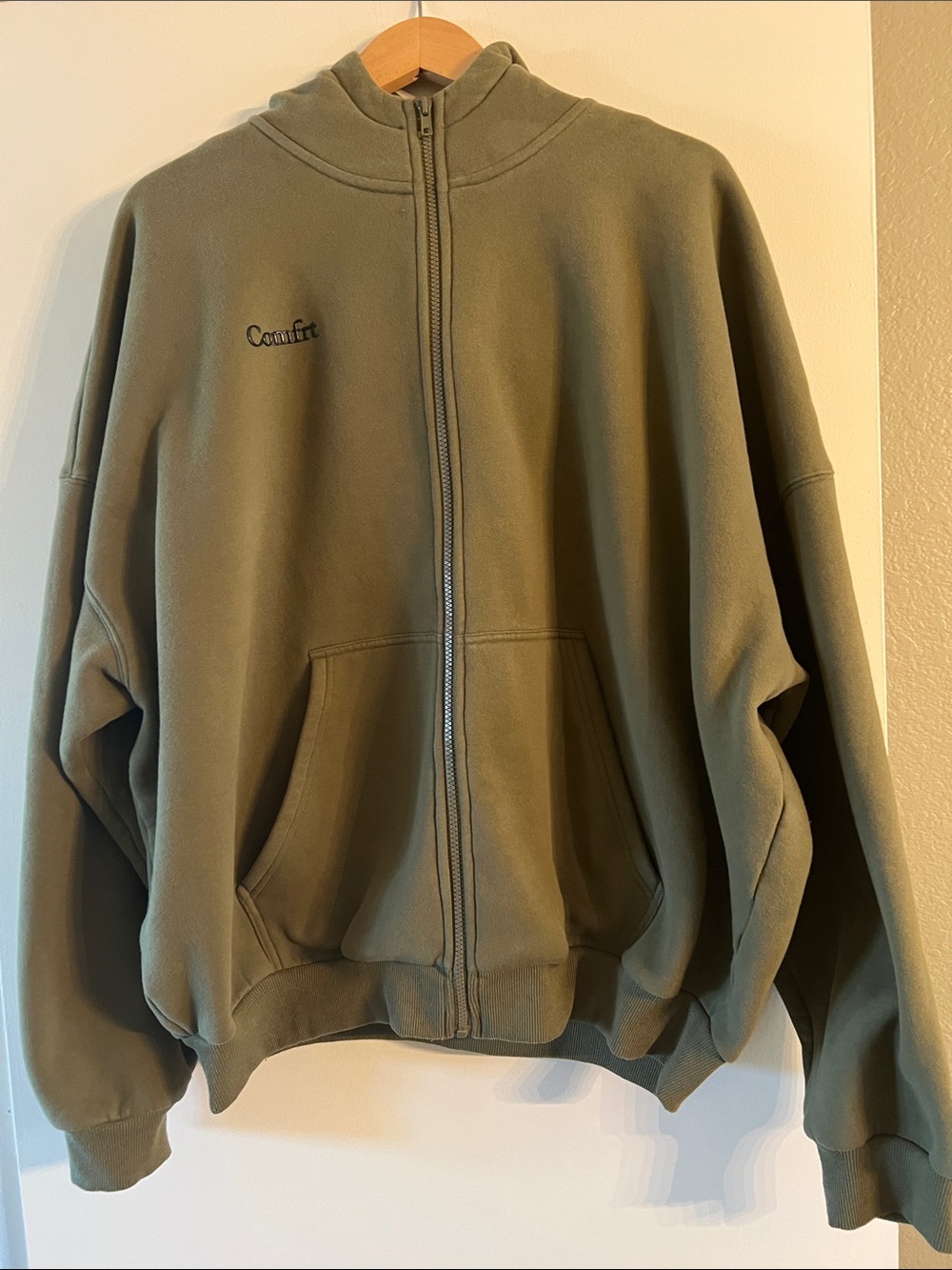 Comfrt zip front sweatshirt with hood sz L olive green oversized